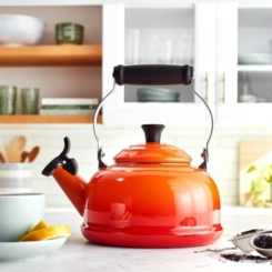 Chaleira Tradicional com Apito 1,6 Litros Laranja Le Creuset