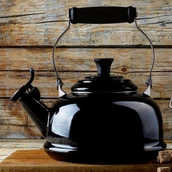 Chaleira Tradicional com Apito 1,6 Litros Preto Le Creuset