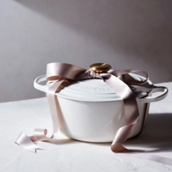 Panela Redonda Signature 22 cm Branco Pegador Dourado Le Creuset