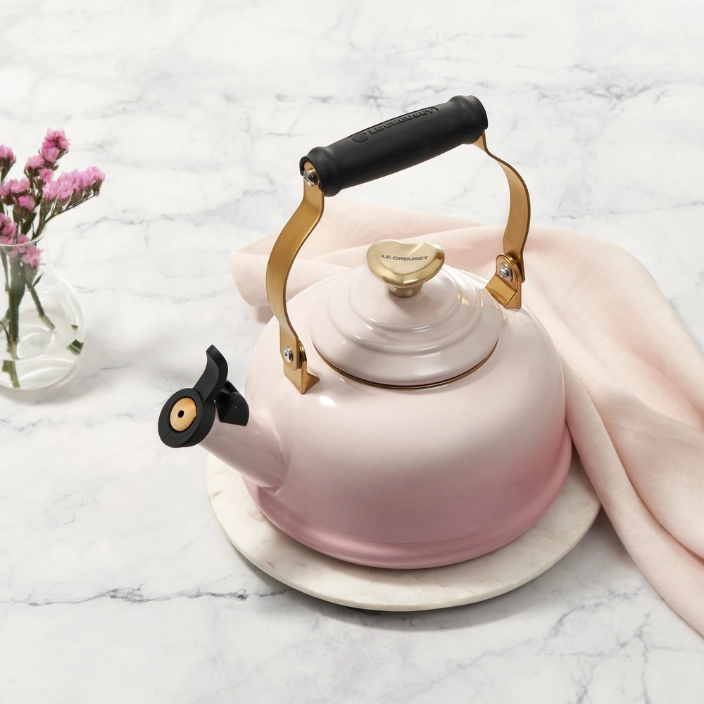 Chaleira Tradicional com Apito Pegador de Coração 1,6 Litros Shell Pink Le Creuset