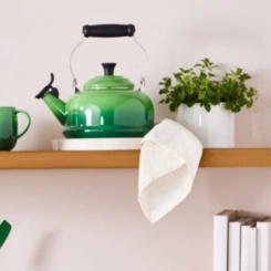 Chaleira Tradicional com Apito 1,6 Litros Bamboo Le Creuset