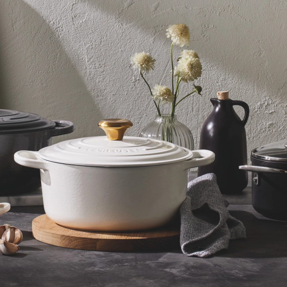 Panela Redonda Signature 26 cm Branco Pegador Dourado Le Creuset