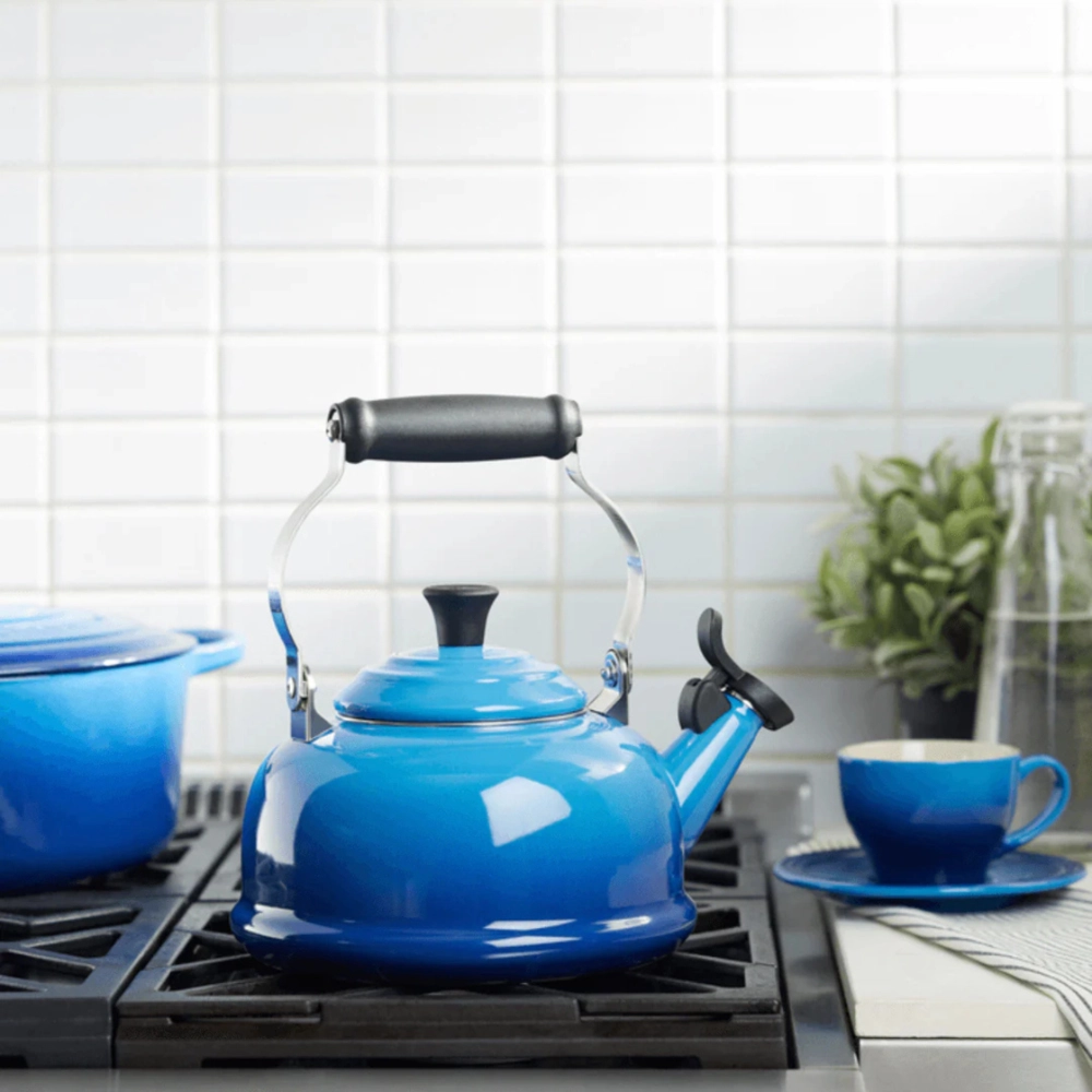 Chaleira Tradicional com Apito 1,6 Litros Azure Blue Le Creuset
