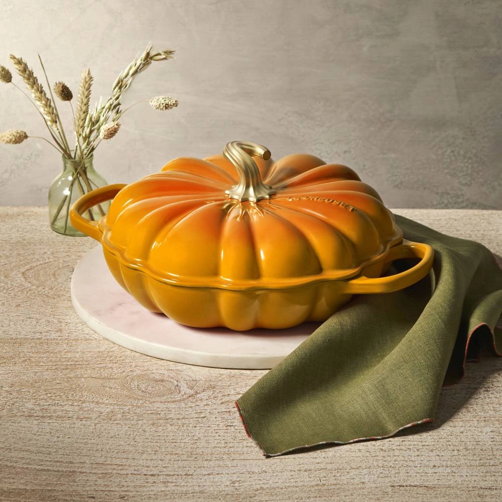 Caçarola Buffet Signature em Ferro Fundido 28 cm Abóbora Pegador Dourado Marronier Le Creuset