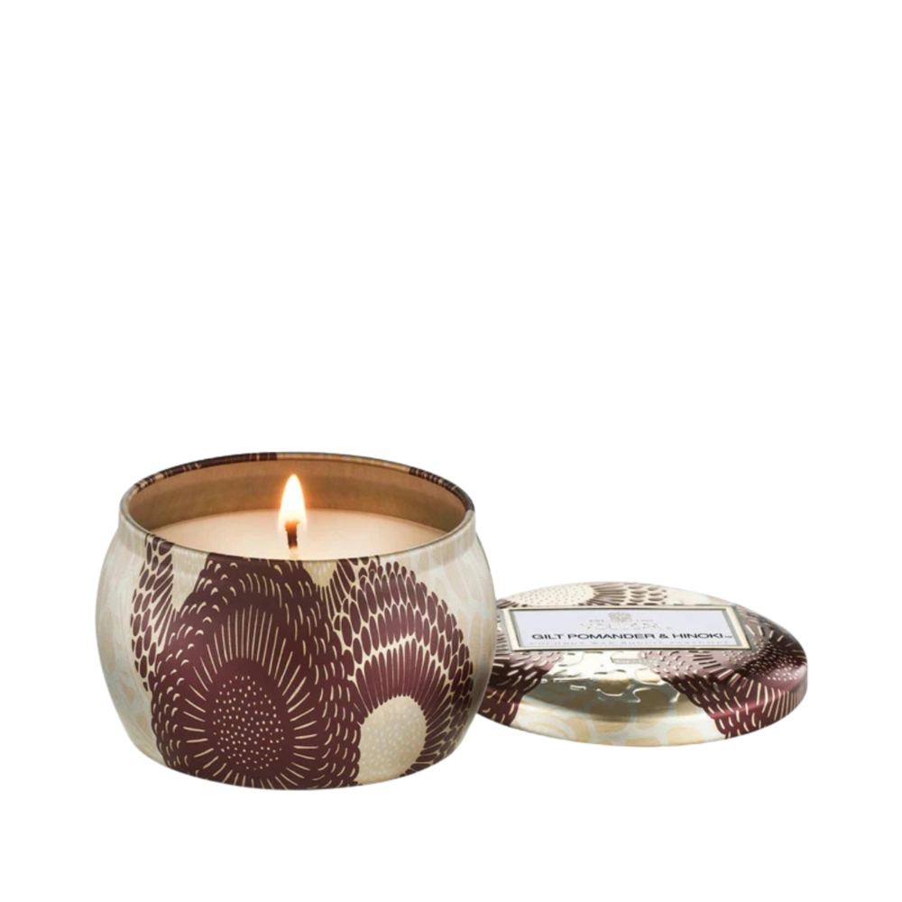 Mini Vela Decorativa em Lata 25h Gilt Pomander e Hinoki Voluspa