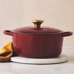 Panela Redonda Signature 26 cm Rhône Pegador Dourado Le Creuset