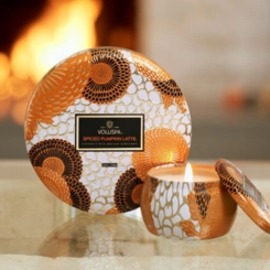 Mini Vela Decorativa em Lata 25h Spiced Pumpkin Latte Voluspa