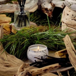 Mini Vela Decorativa em Lata 25h Santal Vanille Voluspa