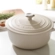 Kit Panela Marmita 26 cm e Suporte de Silicone Meringue Le Creuset