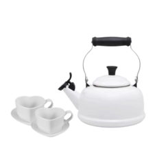 Kit Chaleira Tradicional e 2 Canecas Coração com Pires Branco Le Creuset