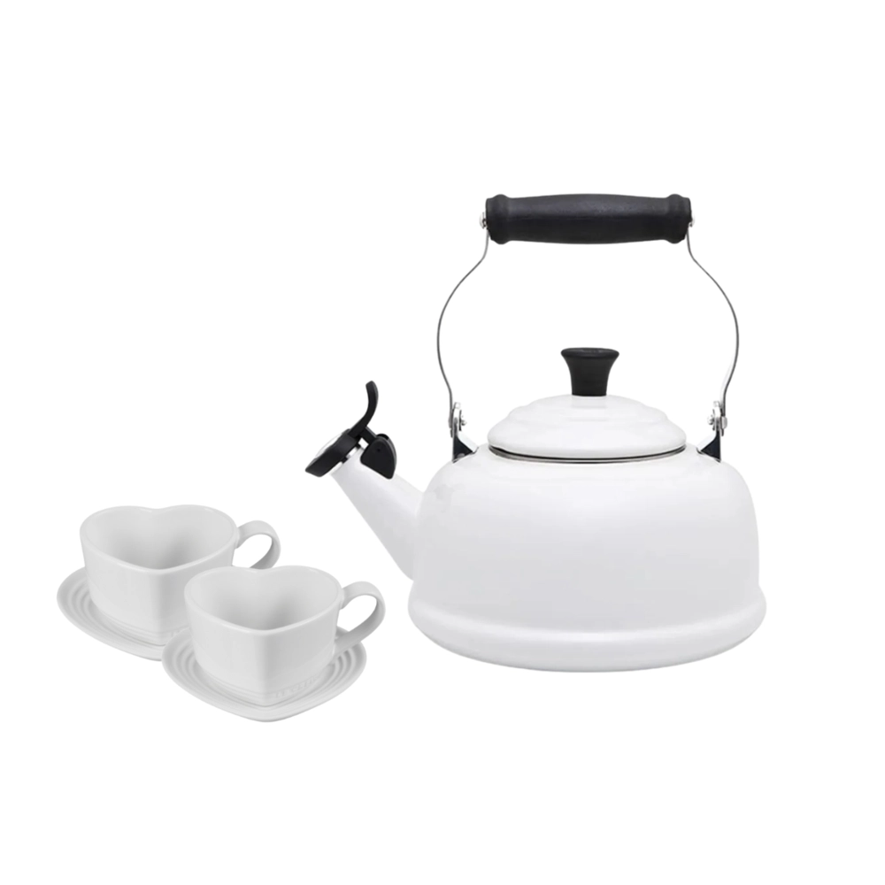 Kit Chaleira Tradicional e 2 Canecas Coração com Pires Branco Le Creuset
