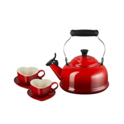 Kit Chaleira Tradicional e 2 Canecas Coração com Pires Vermelho Le Creuset