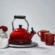 Kit Chaleira Tradicional e 2 Canecas Coração com Pires Vermelho Le Creuset