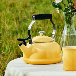 Chaleira Tradicional com Apito 1,6 Litros Camomille Le Creuset