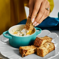 Mini Cocotte de Cerâmica Botão Preto 10 cm Bleu Riviera Le Creuset
