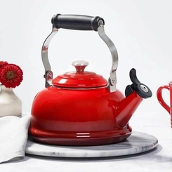 Chaleira Tradicional com Pegador Aço Inox 1,6 Litros Vermelho Le Creuset
