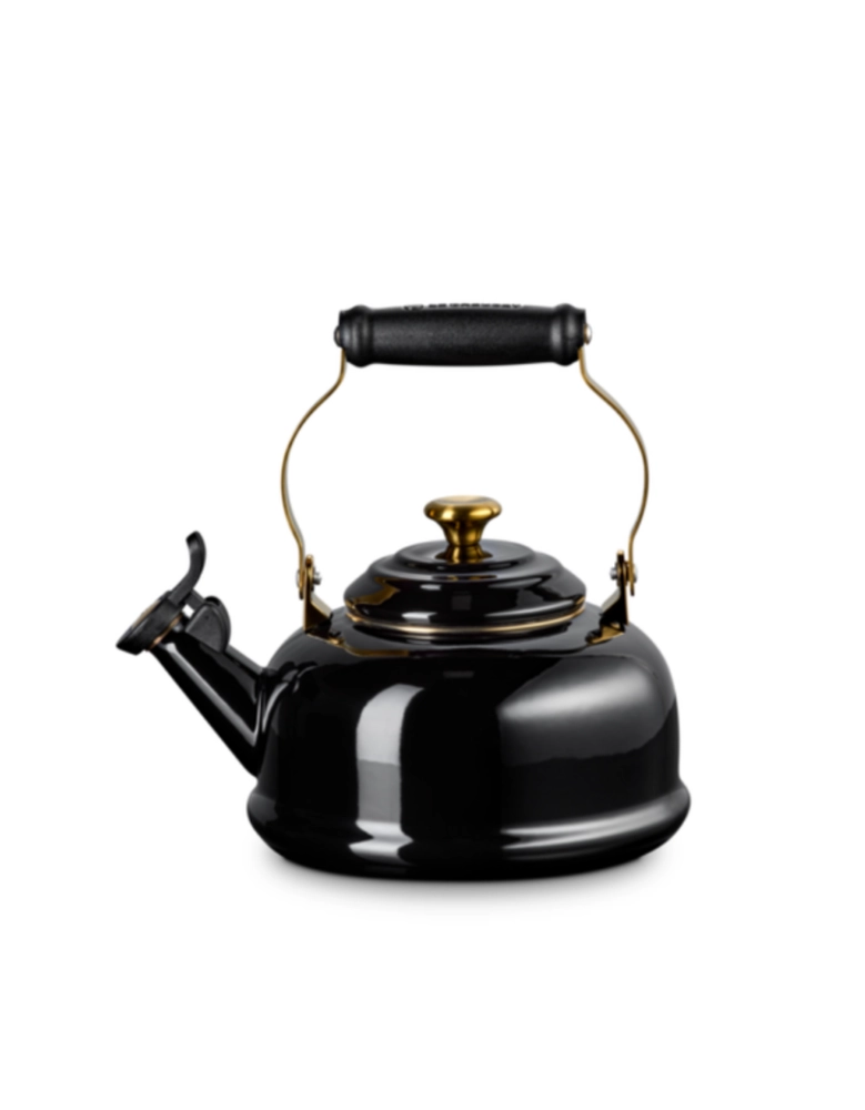 Chaleira Tradicional com Pegador Dourado 1,6 Litros Black Onyx Le Creuset